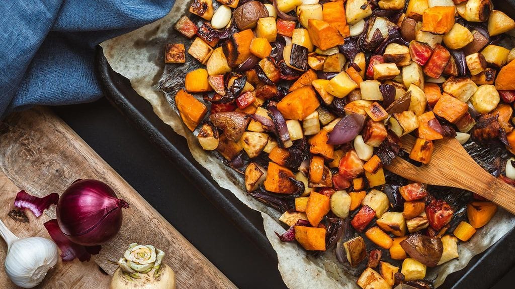 Uunijuureksiin kannattaa käyttää monipuolisesti kotimaisia juureksia.