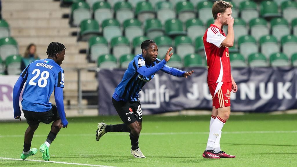 Dimitri Legbo (kesk.) teki FC Interin toisen osuman.