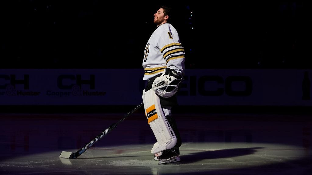 Jeremy Swayman otti viime kevään pudotuspeleissä Boston Bruinsin ykkösvahdin viitan. Nyt hän on kuitenkin yhä ilman sopimusta.