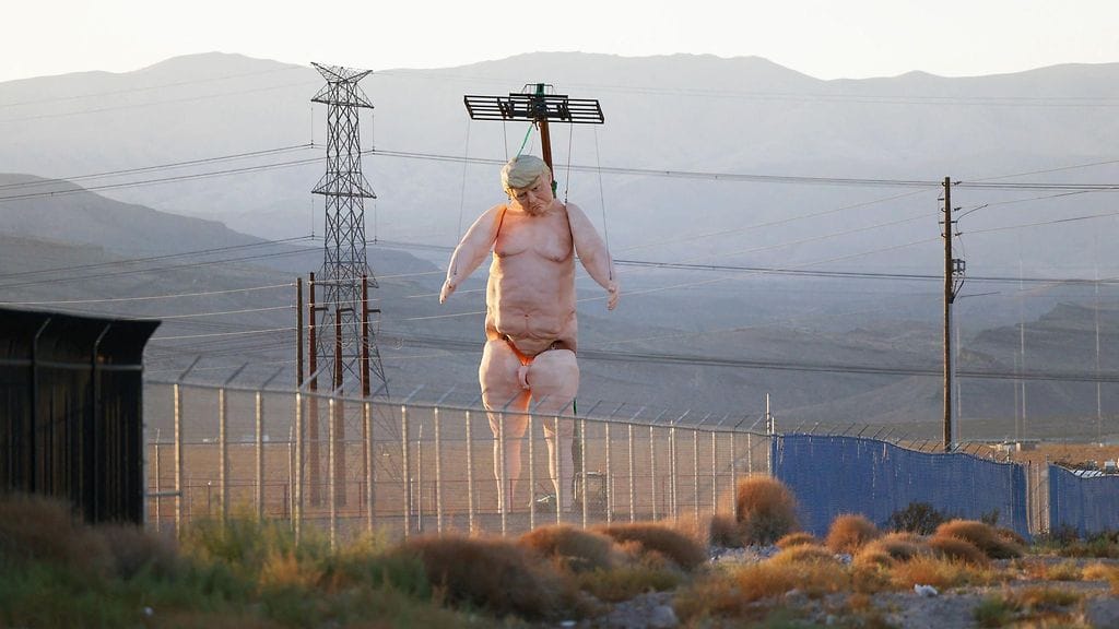 Tällainen Trump-patsas nousi valtatien varteen Las Vegasissa. Tekijä ei ole tiedossa.