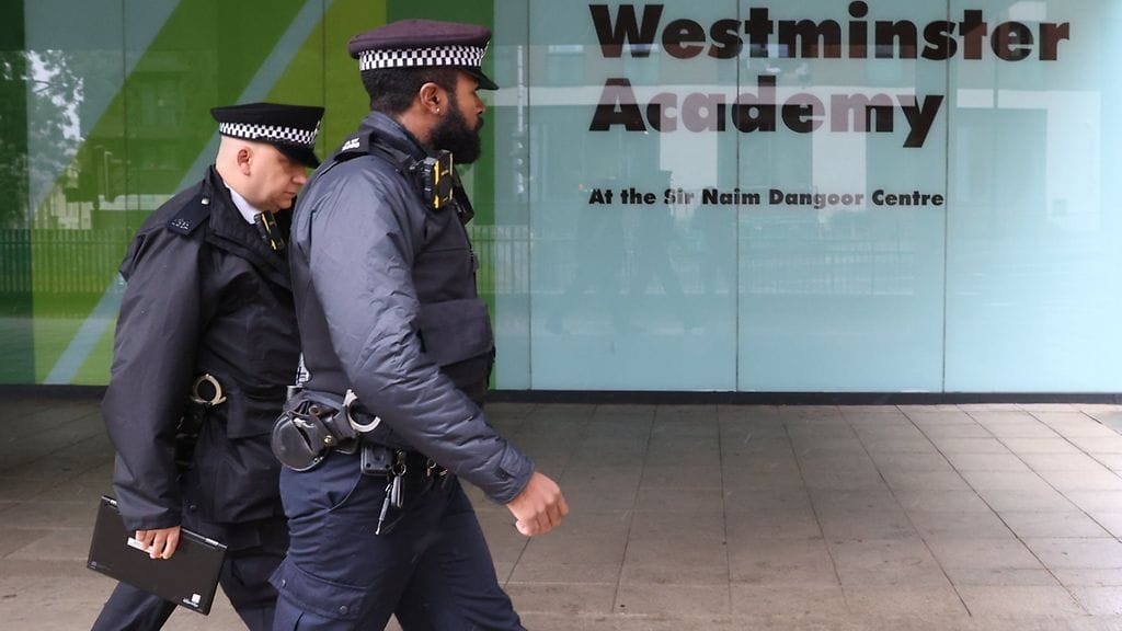 Epäilty heitti ainetta nuoria päin lähestyttyään heitä kadulla heidän koulunsa, Westminster Academyn edustalla.