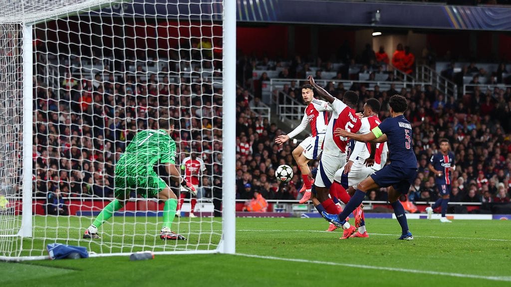 Bukayo Sakan vapaapotku yllättää PSG:n Gianluigi Donnarumman täysin – Arsenal siirtyy jo 2–0-johtoon