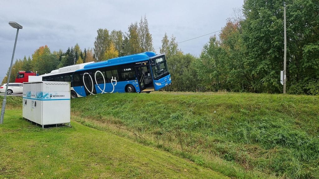Paikalla oli iltapäivällä viiden aikaan pelkkä bussi, eikä pelastusajoneuvoja näkynyt paikalla.
