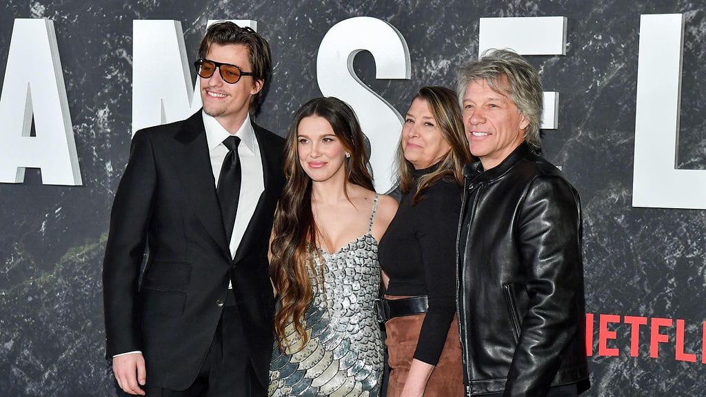 Jake Bongiovi ja Millie Bobby Brown sekä Jaken vanhemmat Dorothea Hurley ja Jon Bon Jovi.