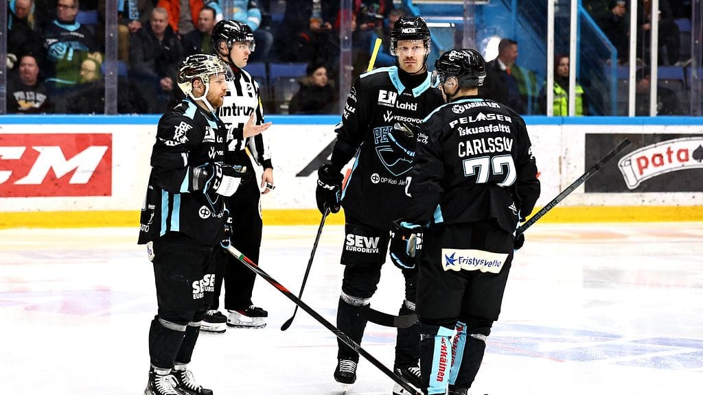 Ryan Lasch (vas.) saa jälleen rinnalleen tutut miehet, kun Lars Bryggman (kesk.) ja Patrik Carlsson ovat toipuneet pelikuntoon.