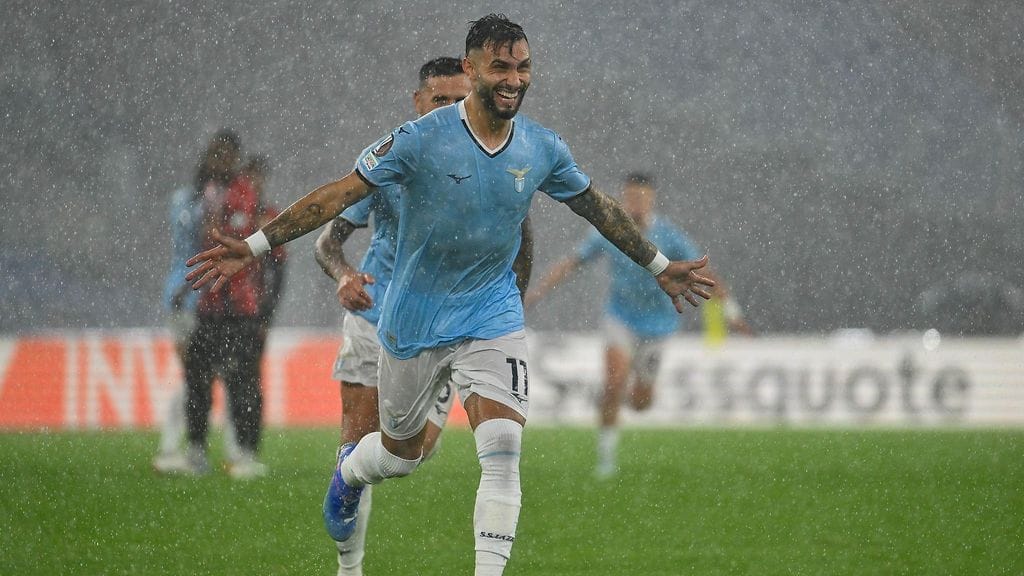 Valentin Castellanos tuulettaa tekemäänsä maalia rankkasateessa.