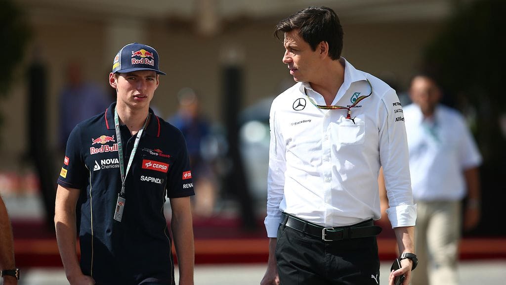 Max Verstappen (vasemmalla) ja Toto Wolff (oikealla).