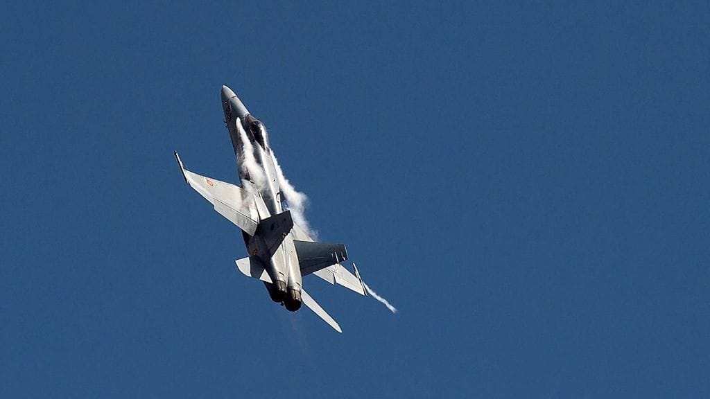F-18 -hävittäjä Espanjassa näytöslennolla. Kuvituskuva.