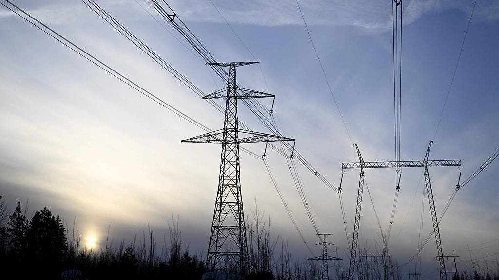 Fortumin Loviisan ydinvoimalaitoksen voimalinjoja 16. tammikuuta 2024.