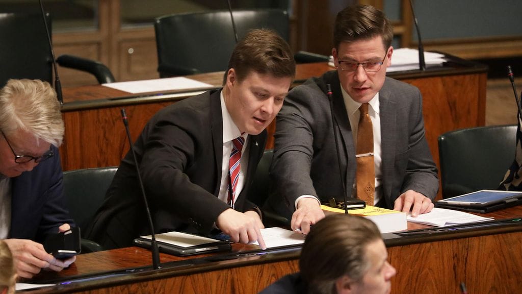 Keskustapuolueen Tuomas Kettunen ja Pekka Aittakumpu (oik.) eduskunnassa 3. joulukuuta 2019.