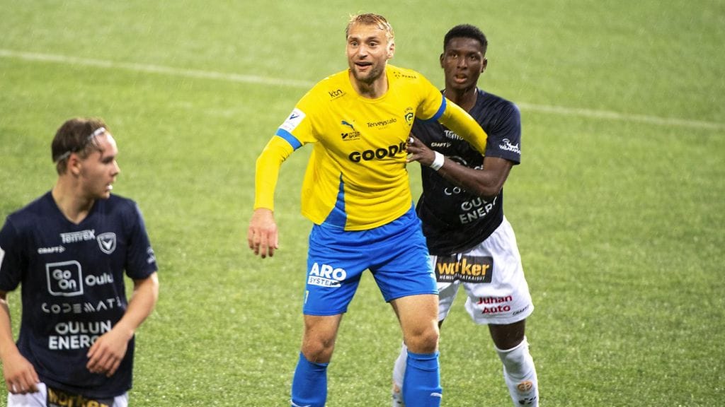 AC Oulun puolustaja Musa Jatta (kuvassa keltapaitaisen Tim Väyrysen takana). Arkistokuva.