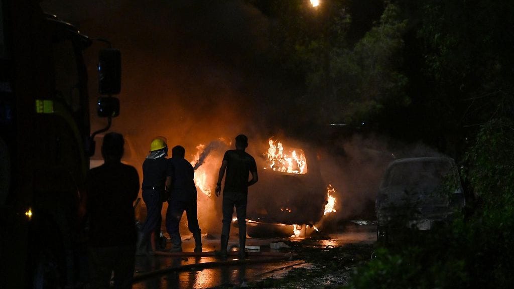 Räjähtänyt auto Pakistanin Karachissa 6. lokakuuta 2024.