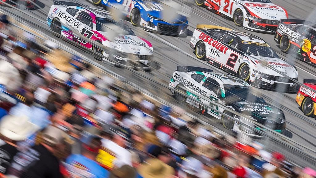 Brad Keselowski (#6) tönäisi Austin Cidricin (#2) poikittain ja aiheutti Talladegan radan historian suurimman joukkokolarin NASCAR-kisassa.