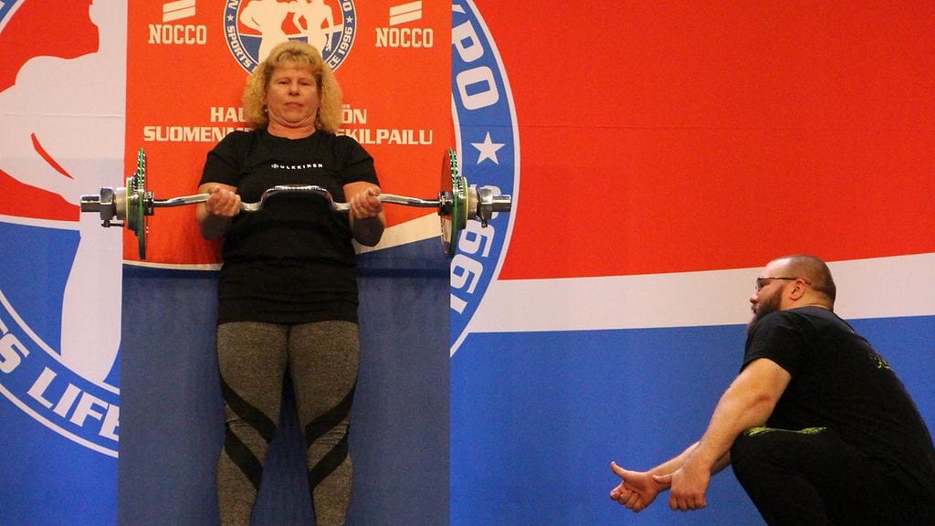 Päivi Isola tekee hauiskäännön naisten Suomen ennätyksen 43,5 kilolla