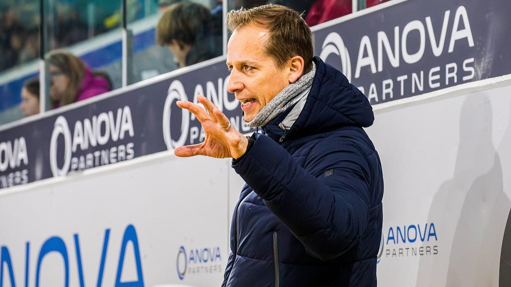 Antti Törmänen pystyi vielä vuonna 2022 valmentamaan täysipäväisesti.