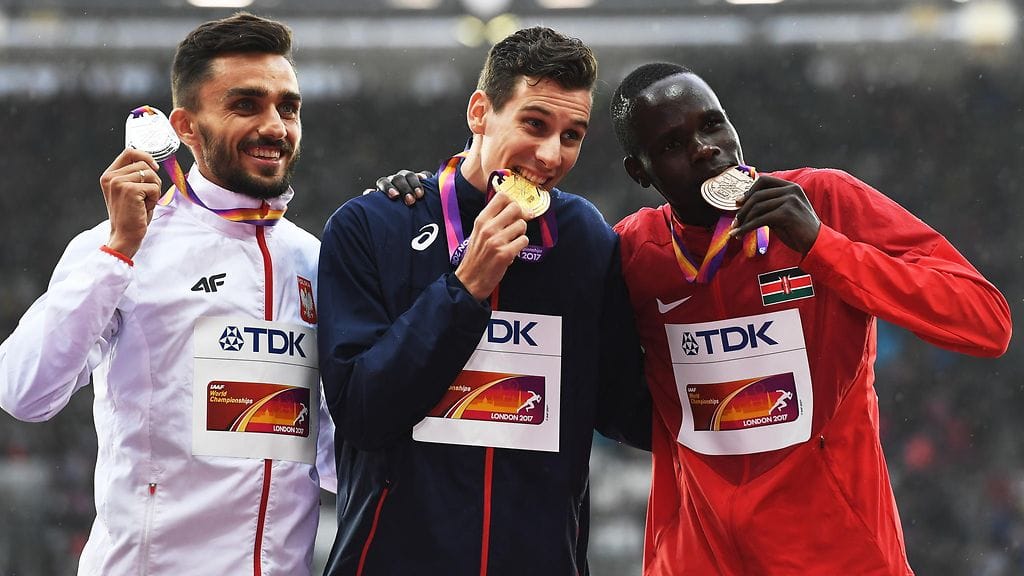 Kipyegon Bett (oik.) juhli 800 metrin MM-pronssia Lontoossa 2017. Adam Kszczot (vas.) ja Pierre-Ambroise Bosse ottivat kirkkaammat mitalit.