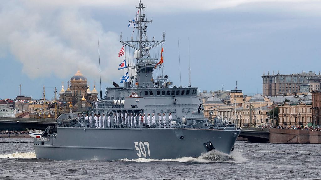 Miinalaiva Aleksandr Obukhiv vaurioitui Baltisjkin kaupungin edustalla Kaliningradissa, väittää Ukrainan puolustusministeriön tiedustelupalvelu. Kuvassa alus Pietarissa Venäjän laivaston juhlallisuuksissa vuonna 2022.