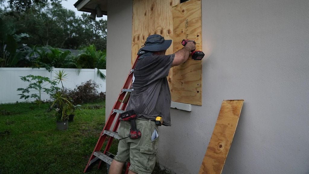 LK 7.10.2024 Asukas laudoitti ikkunansa Palm Harborissa Floridassa ennen hurrikaani Milttonin odotettua saapumista maahan viikon puolivälissä 6. lokakuuta 2024.