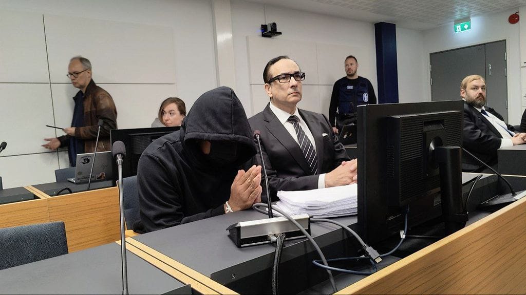 Syytetty mies Itä-Uudenmaan käräjäoikeudessa. Hänen vieressään istuu hänen avustajansa varatuomari Heikki Lampela.