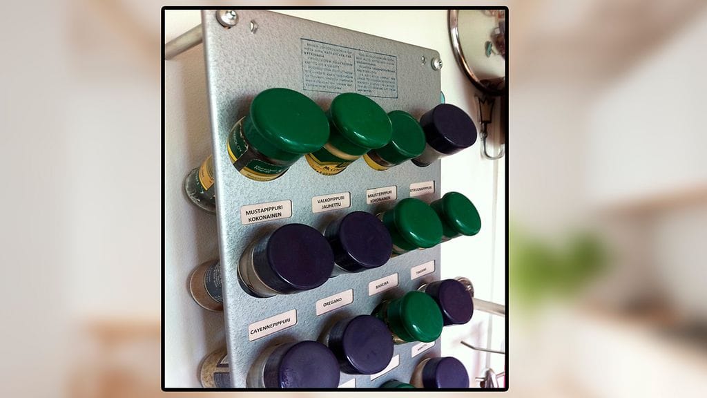 Vanhasta metallisesta sulaketaulusta syntyi maustehylly.