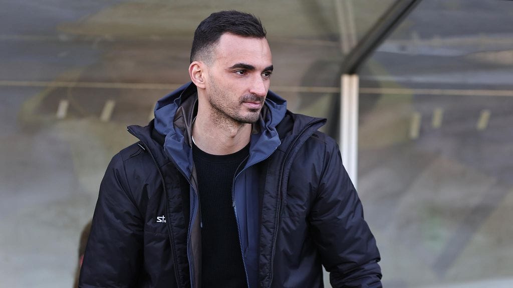 Omar Adlani siirettiin sivuun kahdeksi viikoksi päävalmentajan tontilta.