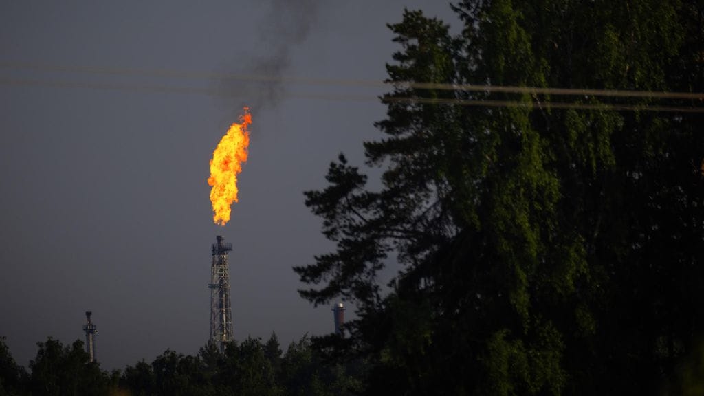 Kuvituskuvassa soihdutusta Nesteen jalostamolla Porvoon Kilpilahdessa.