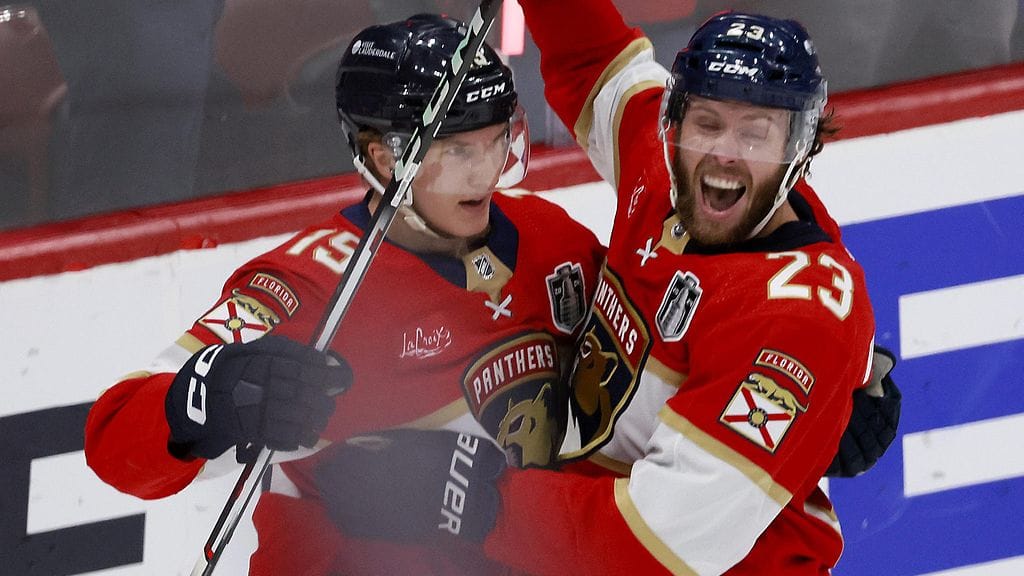 Carter Verhaeghe (oik.) on Anton Lundellin (vas.) tavoin Florida Panthersin kantavia voimia.