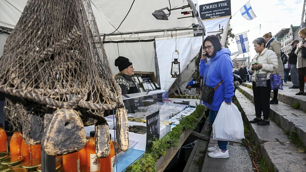 Kalatuotteita myynnissä Stadin Silakkamarkkinoilla maanantaina. Vuodesta 1743 järjestetty Silakkamarkkinat on yksi Suomen vanhimmista yleisötapahtumista.