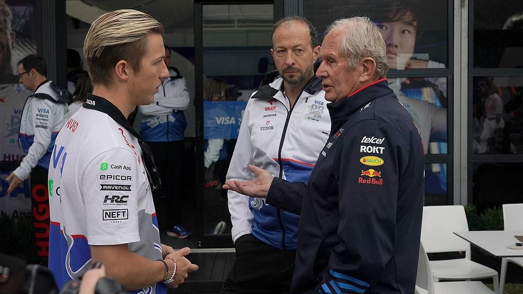 Liam Lawson (vasemmalla) ja Helmut Marko (ensimmäinen oikealta).