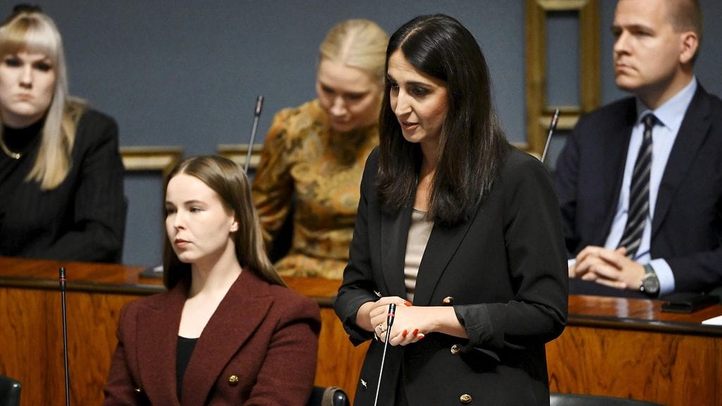 SDP:n kansanedustaja Nasima Razmyar eduskunnan suullisella kyselytunnilla Helsingissä 3. lokakuuta.