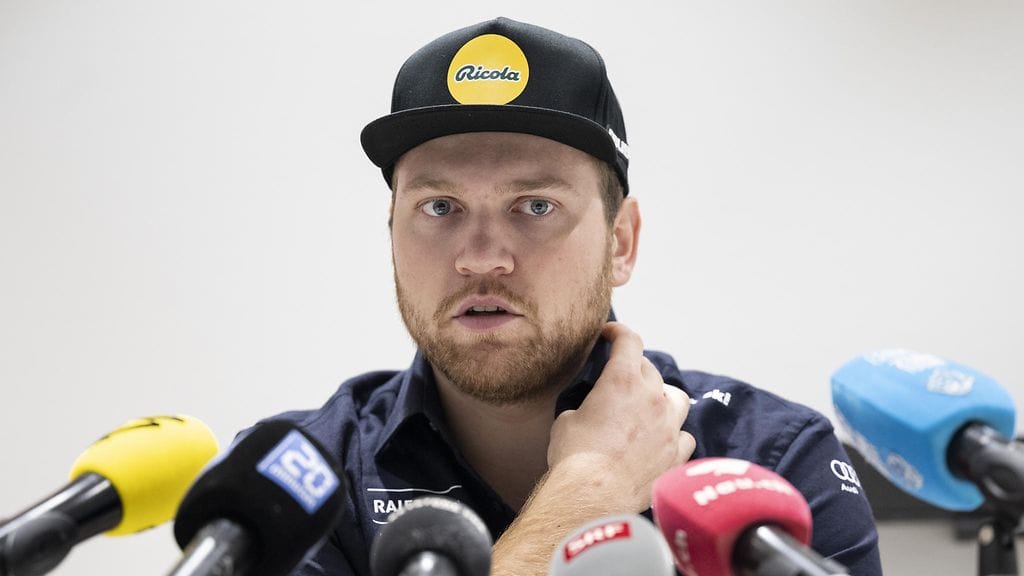 Niels Hintermann, 29, kertoi syöpädiagnoosistaan Sveitsin hiihtoliiton tiedotustilaisuudessa.