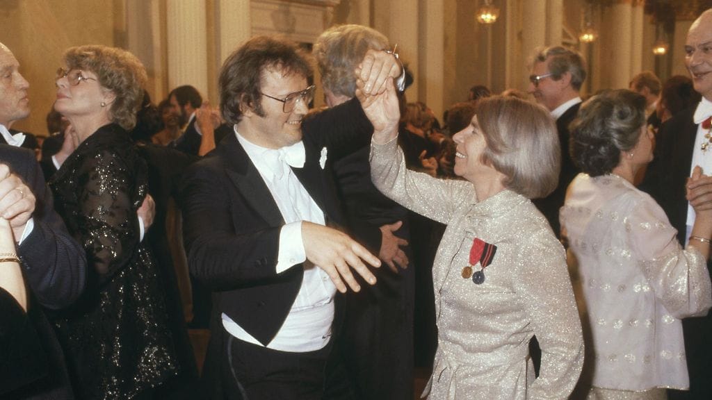 LK 9.10.2024 Kapellimestari Leif Segerstam ja kirjailija Tove Jansson tanssivat Linnan itsenäisyyspäivän juhlissa 6. joulukuuta 1979.