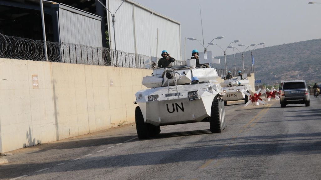 YK:n mukaan jo viides rauhanturvaaja on haavoittunut Libanonissa Israelin ja äärijärjestö Hizbollahin taisteluissa. Kuva Naqourista kuluneelta viikolta.