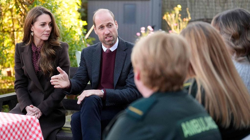 Walesin prinssi William ja prinsessa Catherine puhuivat tänään pelastuspalvelujen jäsenille vierailulla Southportin yhteisökeskuksessa Southportissa, Luoteis-Englannissa, jossa he  Southportissa Luoteis-Englannissa, jossa he tapasivat muun muassa kesän veitsihyökkäyksessä kuolleiden lapsien perheitä.