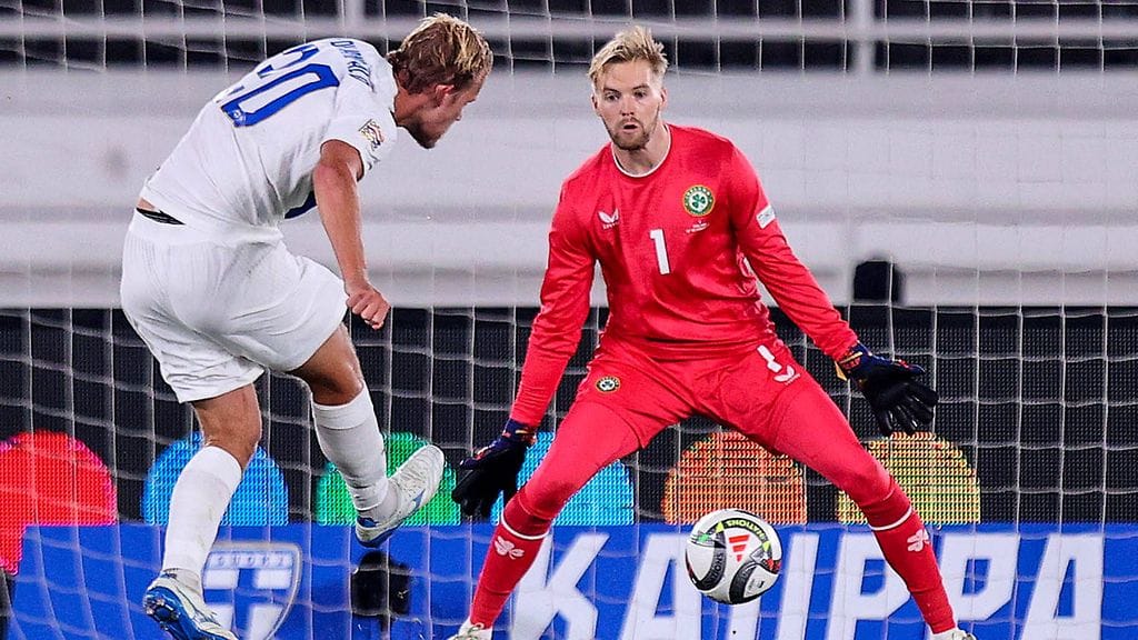 Huuhkajien Joel Pohjanpalo ampui pallon Irlannin Caoimhin Kelleherin vartioimaan rysään.