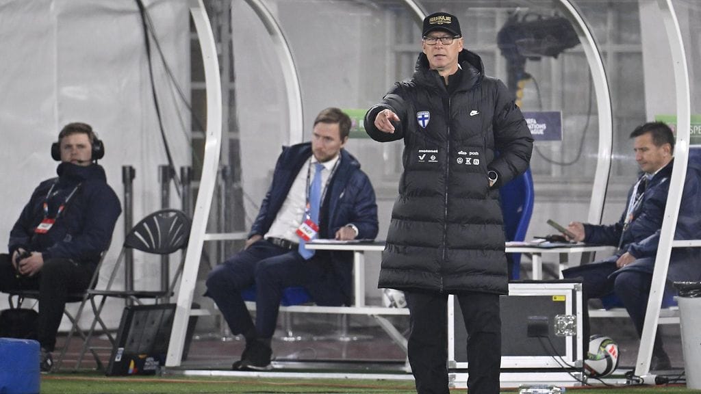 Huuhkajien päävalmentaja Markku Kanerva otti täyden vastuun hävityn Irlanti-ottelun jälkeen.