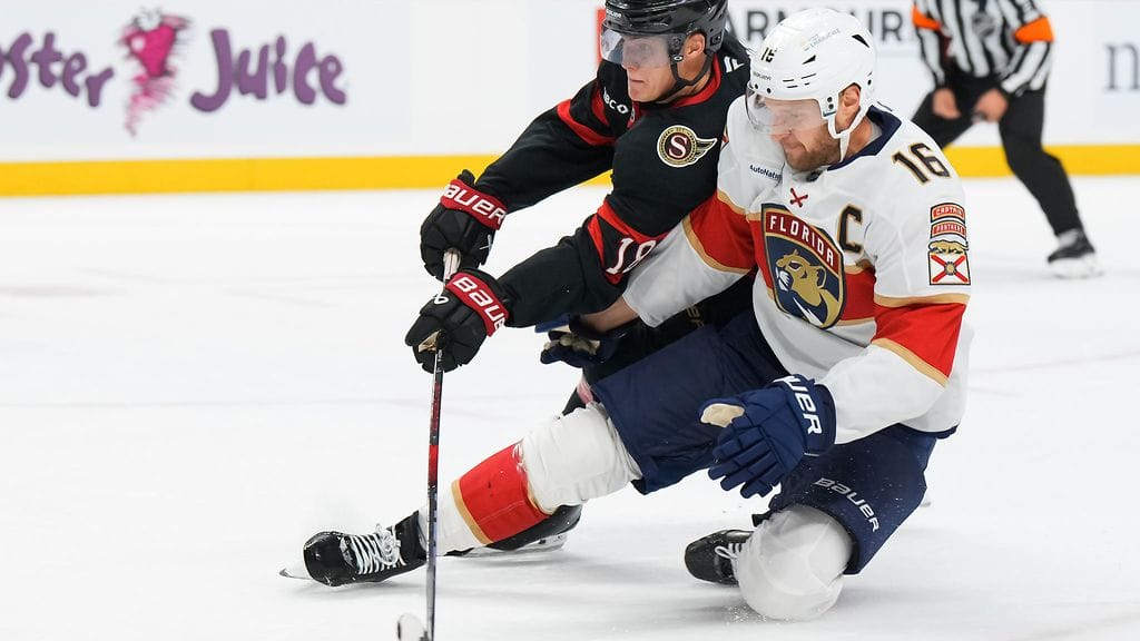 Aleksander Barkov talutettiin kaukalosta.