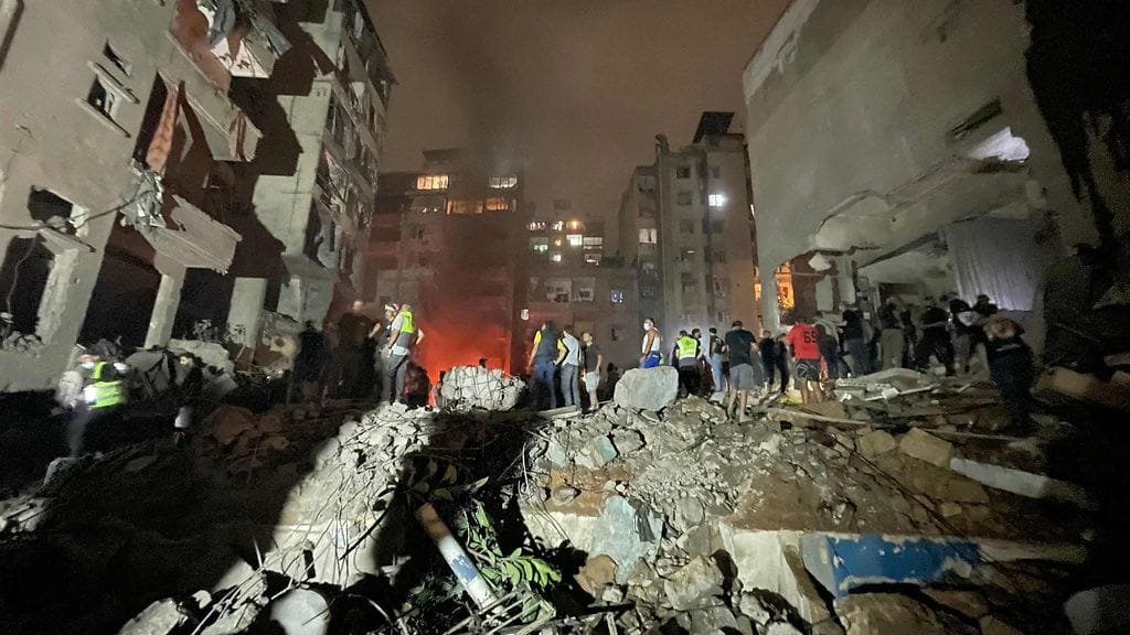 Israelin armeija on julistanut viisi uutta aluetta Libanonin-vastaisella rajallaan suljetuiksi sotilasalueiksi. Kuvassa Libanonin siviilipuolustuksen jäseniä ja muita ihmisiä tarkastamassa Beirutin Basta-alueelle tehdyn israelilaisen ilmaiskun tapahtumapaikkaa torstaina.