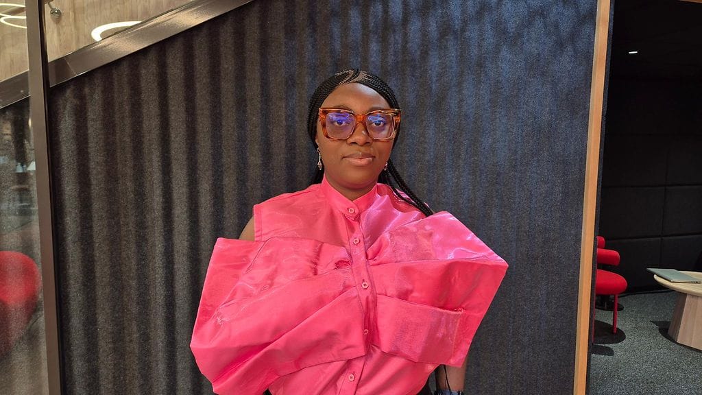 Omolara Odediran haluaisi työllistyä Suomessa palkkatöihin, mutta on perustanut oman vaatealanyrityksen F' Joy Couturen löytääkseen edes jotain miellekkästä tekemistä.