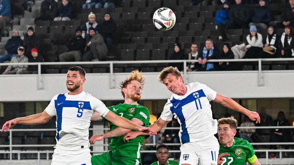 Liam Scales puski Irlannin 1–1-tasoituksen Arttu Hoskosen (vas.) ja Rasmus Schüllerin välistä.