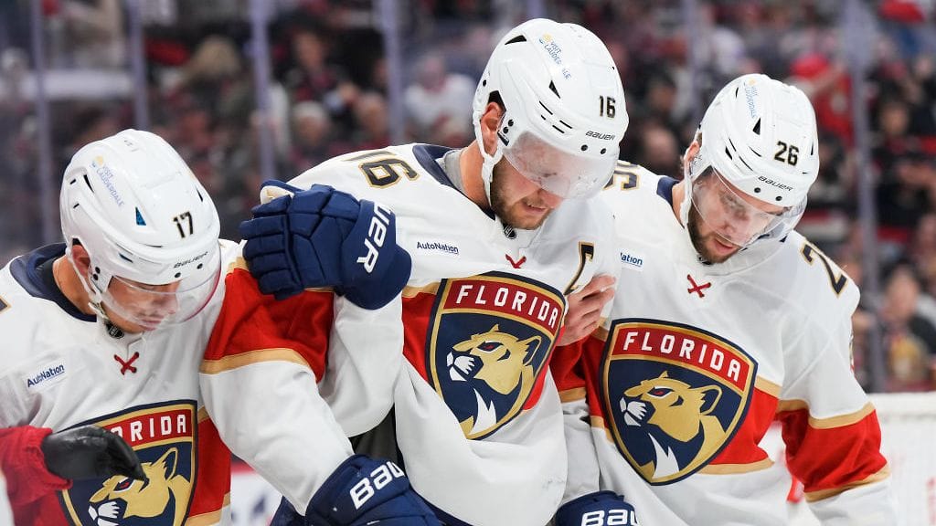 Aleksander Barkov (kuvassa keskellä) koki kovia Florida Panthersin ja Ottawa Senatorsin välisessä ottelussa.