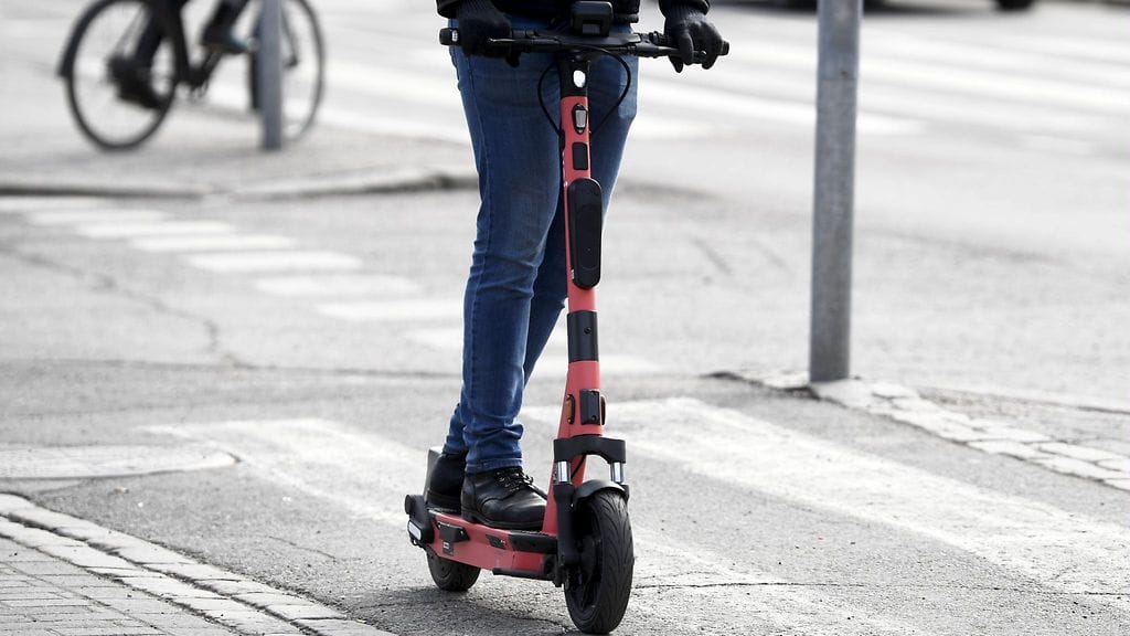Lapselle tuli kolarissa lieviä vammoja, ja hänen pyöränsä vaurioitui. Kuvituskuva.
