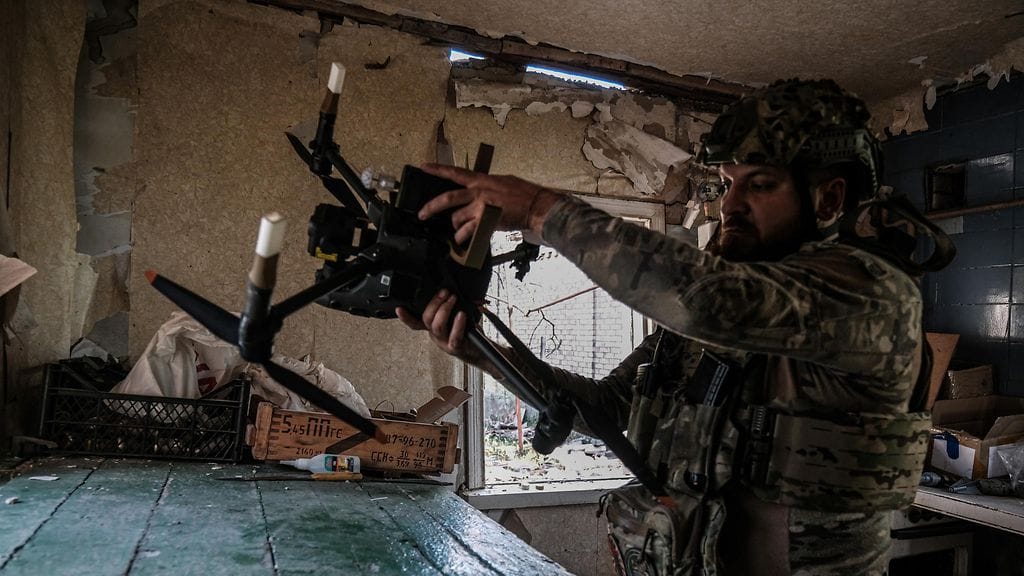 Ukrainan sotilas ja drone Itä-Ukrainassa Tshasiv Jarissa 11. syyskuuta. Kuvituskuva.