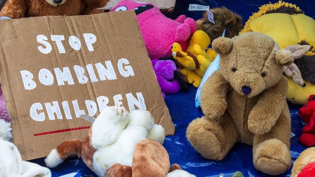 Arkistokuva. Pehmoleluja symboloimassa iskuissa kuolleita lapsia.