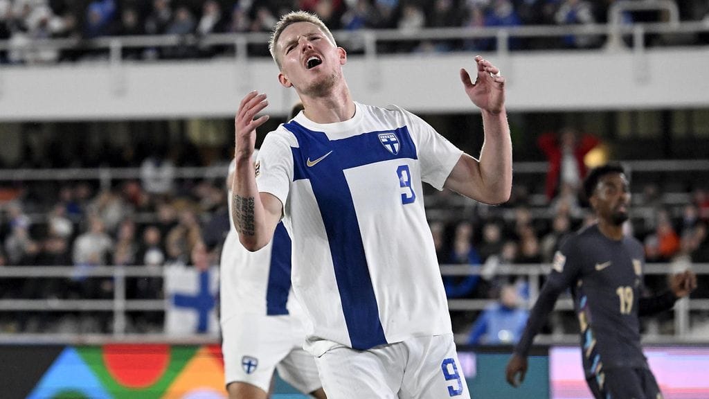 Huuhkajien Fredrik Jensen hukkasi loistopaikan Englanti-ottelun avausjaksolla.