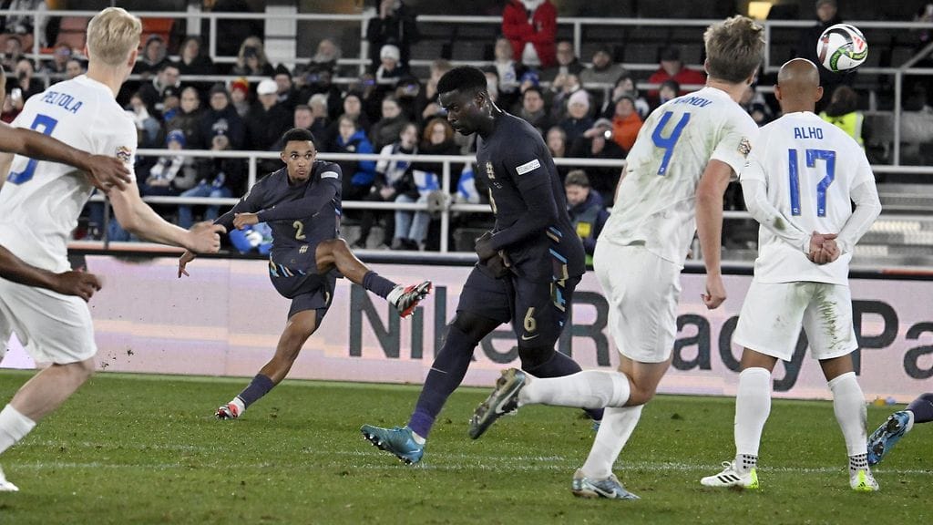 Trent Alexander-Arnold (kuvan numero 2) teki upean vapaapotkumaalin Suomen verkkoon.