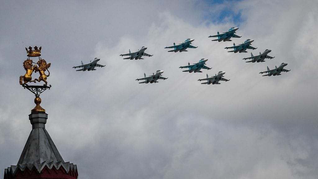 Venäjän Su-34-, Su-30SM- ja Su-35S-sotalentokoneitakoneita Moskovassa toukokuussa 2021.