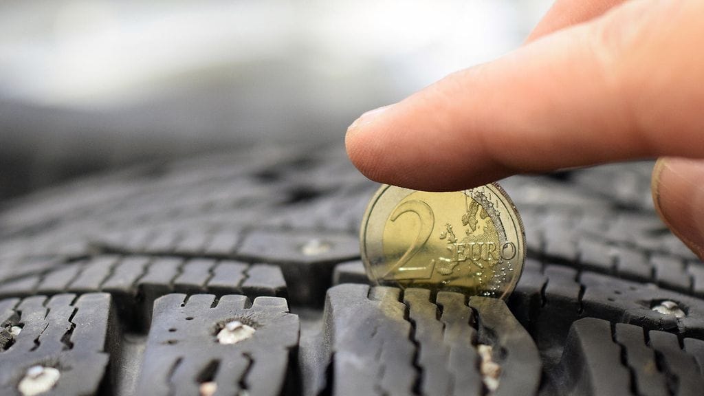 Renkaiden urasyvyyden voi helposti mitata esimerkiksi kahden euron kolikon avulla.