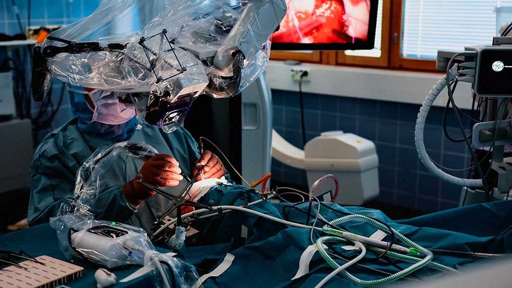 Neurokirurgi Joonas Haapasalo teki monimutkaisen leikkauksen uutta laitetta hyödyntäen.