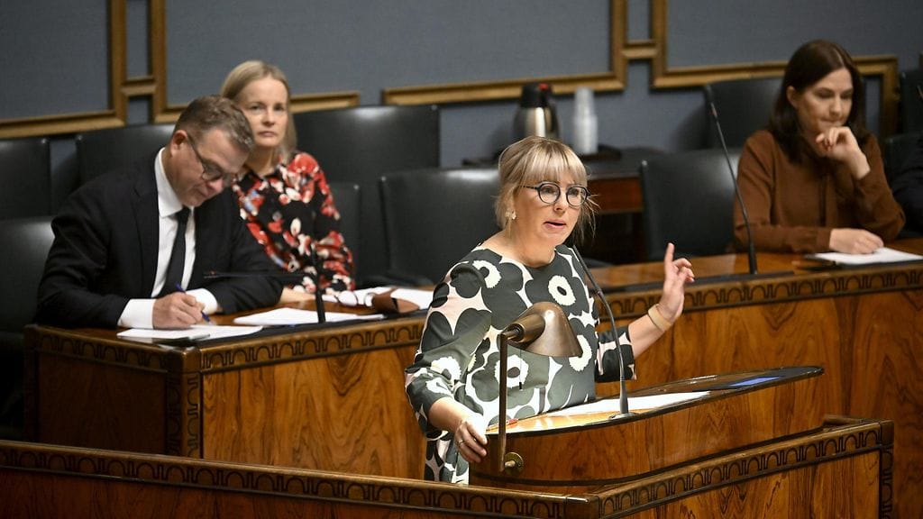 Vasemmistoliiton Aino-Kaisa Pekonen puhui eduskunnan täysistunnossa Helsingissä 15. lokakuuta 2024. Istunnossa käytiin välikysymyskeskustelu, jonka aiheena oli opposition esittämä välikysymys palkkatasa-arvosta.